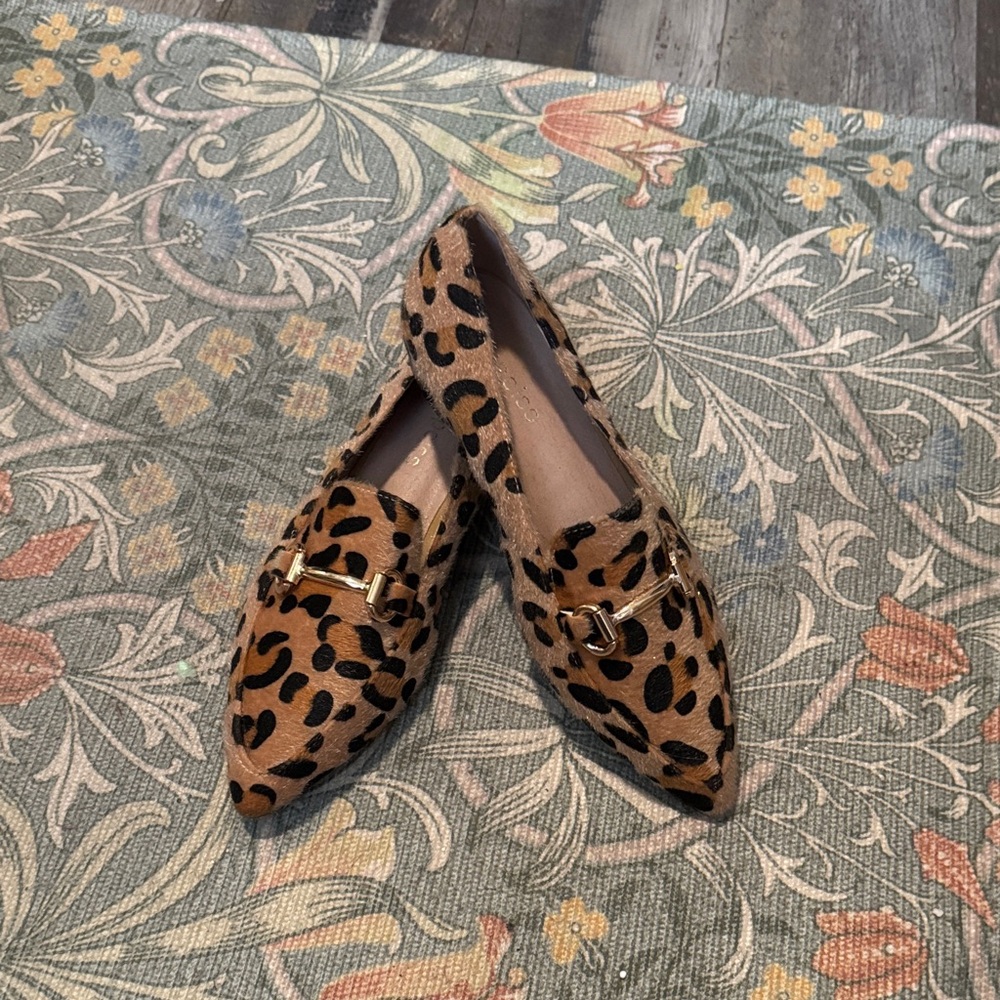 Pointed Toe Leopard Print Loafers with Gold Accent - Brown/Black